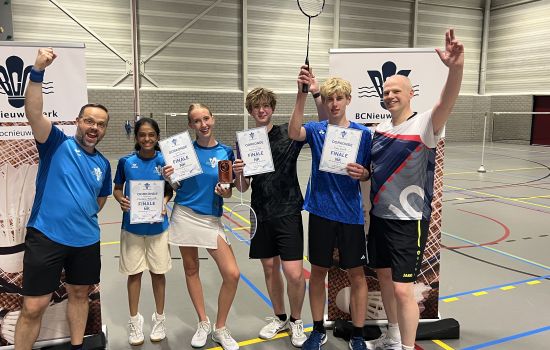 Uitreiking oordkonde voor het behalen van de halve finale NK voor jeugdteams