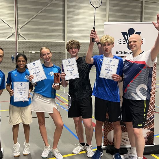 Uitreiking oordkonde voor het behalen van de halve finale NK voor jeugdteams 1